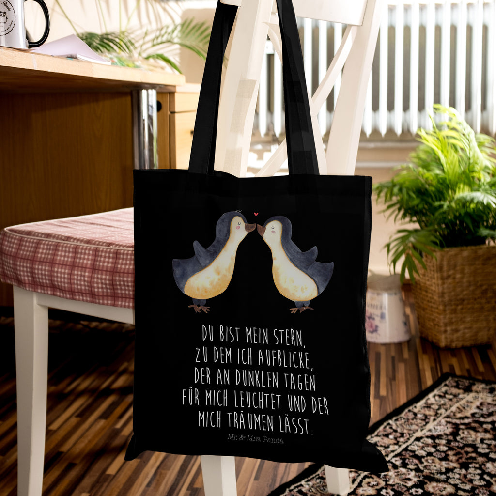 Tragetasche Pinguin Liebe Beuteltasche, Beutel, Einkaufstasche, Jutebeutel, Stoffbeutel, Liebe, Partner, Freund, Freundin, Ehemann, Ehefrau, Heiraten, Verlobung, Heiratsantrag, Liebesgeschenk, Jahrestag, Hocheitstag, Pinguin, Pinguine, Pinguin Paar, Pinguinpaar, Pinguin Liebe, Paar, Pärchen. Liebespaar, Liebesbeweis, Liebesspruch, Hochzeitstag, Geschenk Freund, Geschenk Freundin, Verlobte, Verlobter, Love, Geschenk Hochzeitstag, Geschenkidee, Hochzeit, Gastgeschenk