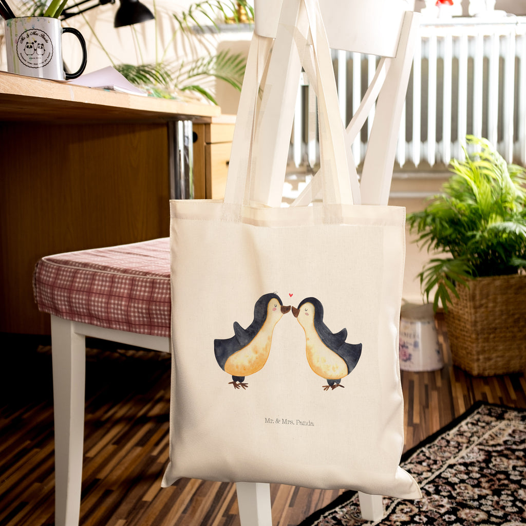 Tragetasche Pinguin Liebe Beuteltasche, Beutel, Einkaufstasche, Jutebeutel, Stoffbeutel, Liebe, Partner, Freund, Freundin, Ehemann, Ehefrau, Heiraten, Verlobung, Heiratsantrag, Liebesgeschenk, Jahrestag, Hocheitstag, Pinguin, Pinguine, Pinguin Paar, Pinguinpaar, Pinguin Liebe, Paar, Pärchen. Liebespaar, Liebesbeweis, Liebesspruch, Hochzeitstag, Geschenk Freund, Geschenk Freundin, Verlobte, Verlobter, Love, Geschenk Hochzeitstag, Geschenkidee, Hochzeit, Gastgeschenk