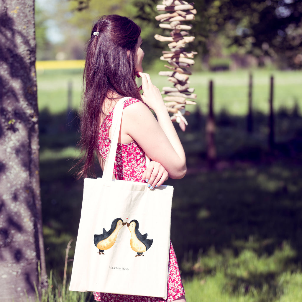 Tragetasche Pinguin Liebe Beuteltasche, Beutel, Einkaufstasche, Jutebeutel, Stoffbeutel, Liebe, Partner, Freund, Freundin, Ehemann, Ehefrau, Heiraten, Verlobung, Heiratsantrag, Liebesgeschenk, Jahrestag, Hocheitstag, Pinguin, Pinguine, Pinguin Paar, Pinguinpaar, Pinguin Liebe, Paar, Pärchen. Liebespaar, Liebesbeweis, Liebesspruch, Hochzeitstag, Geschenk Freund, Geschenk Freundin, Verlobte, Verlobter, Love, Geschenk Hochzeitstag, Geschenkidee, Hochzeit, Gastgeschenk