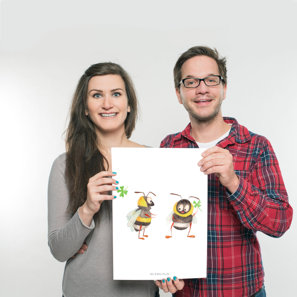 Poster Hummeln mit Kleeblatt Poster, Wandposter, Bild, Wanddeko, Küchenposter, Kinderposter, Wanddeko Bild, Raumdekoration, Wanddekoration, Handgemaltes Poster, Mr. & Mrs. Panda Poster, Designposter, Kunstdruck, Posterdruck, Tiermotive, Gute Laune, lustige Sprüche, Tiere, Hummel, Biene, Spruch positiv, Biene Deko, Spruch schön, glücklich sein, glücklich werden, Spruch fröhlich