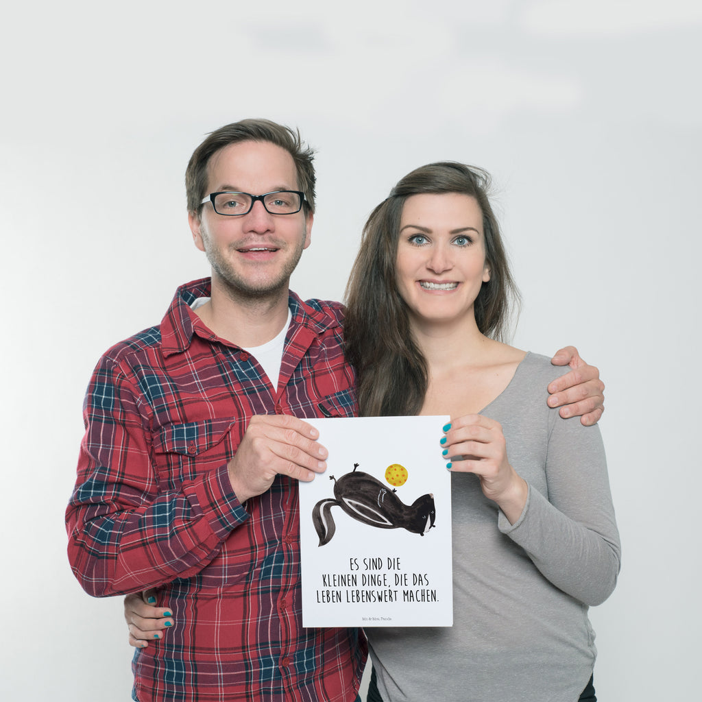 Poster Stinktier Ball Poster, Wandposter, Bild, Wanddeko, Küchenposter, Kinderposter, Wanddeko Bild, Raumdekoration, Wanddekoration, Handgemaltes Poster, Mr. & Mrs. Panda Poster, Designposter, Kunstdruck, Posterdruck, Stinktier, Skunk, Wildtier, Raubtier, Stinker, Stinki, verspielt, Weisheit