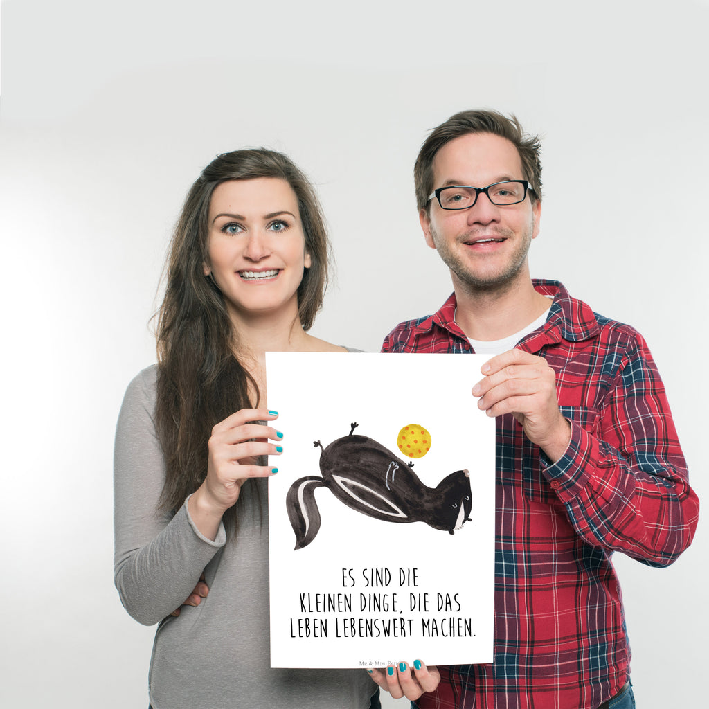 Poster Stinktier Ball Poster, Wandposter, Bild, Wanddeko, Küchenposter, Kinderposter, Wanddeko Bild, Raumdekoration, Wanddekoration, Handgemaltes Poster, Mr. & Mrs. Panda Poster, Designposter, Kunstdruck, Posterdruck, Stinktier, Skunk, Wildtier, Raubtier, Stinker, Stinki, verspielt, Weisheit