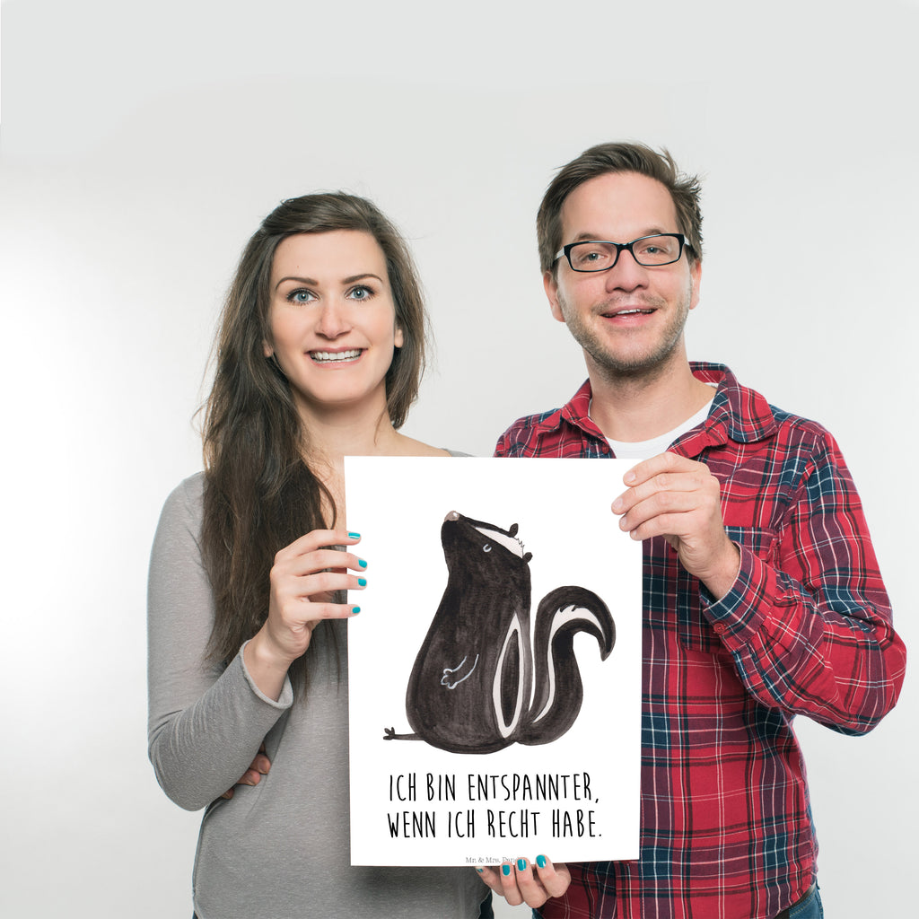Poster Stinktier sitzend Poster, Wandposter, Bild, Wanddeko, Küchenposter, Kinderposter, Wanddeko Bild, Raumdekoration, Wanddekoration, Handgemaltes Poster, Mr. & Mrs. Panda Poster, Designposter, Kunstdruck, Posterdruck, Stinktier, Skunk, Wildtier, Raubtier, Stinker, Stinki, Spruch, Büro, Recht, Besserwisser