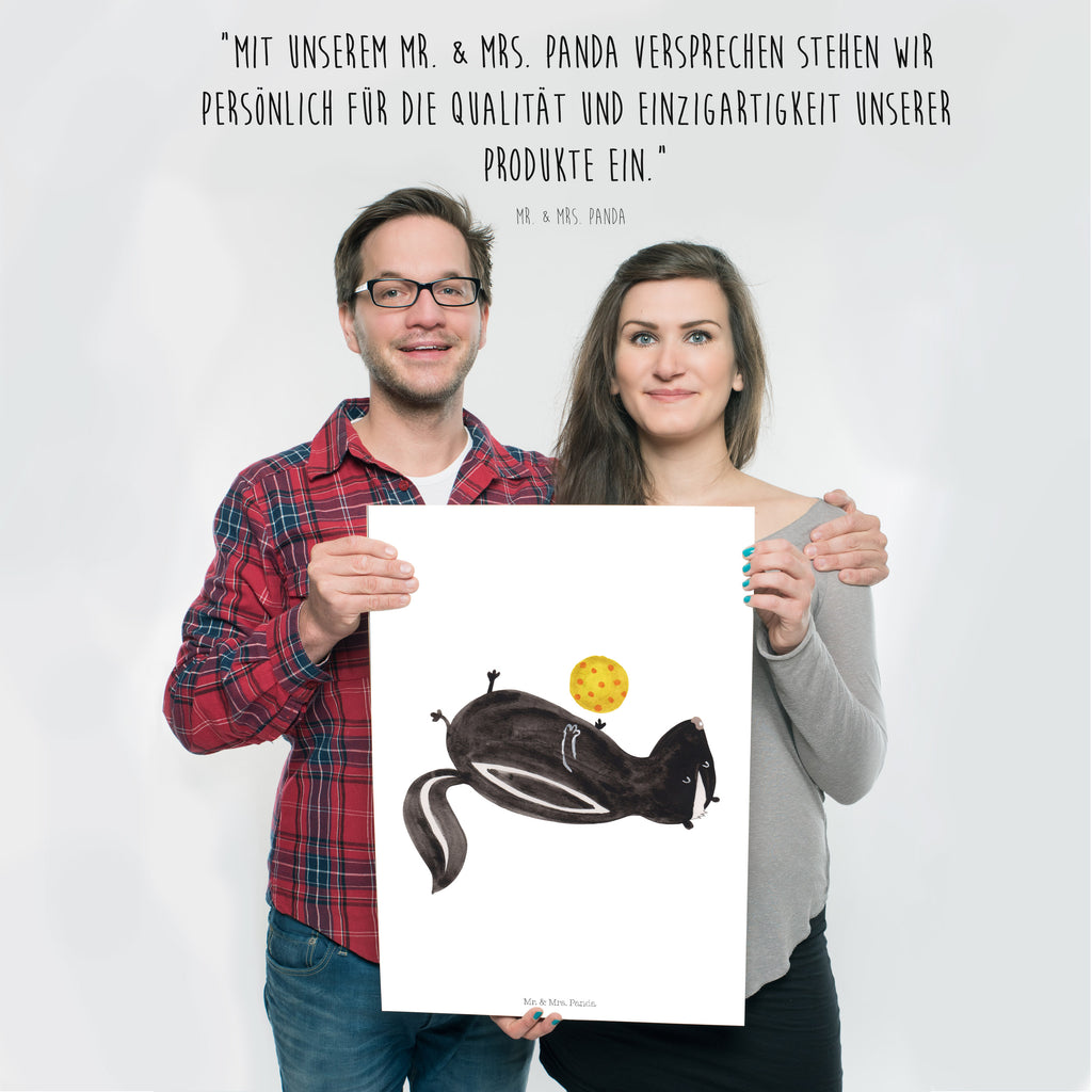 Poster Stinktier Ball Poster, Wandposter, Bild, Wanddeko, Küchenposter, Kinderposter, Wanddeko Bild, Raumdekoration, Wanddekoration, Handgemaltes Poster, Mr. & Mrs. Panda Poster, Designposter, Kunstdruck, Posterdruck, Stinktier, Skunk, Wildtier, Raubtier, Stinker, Stinki, verspielt, Weisheit