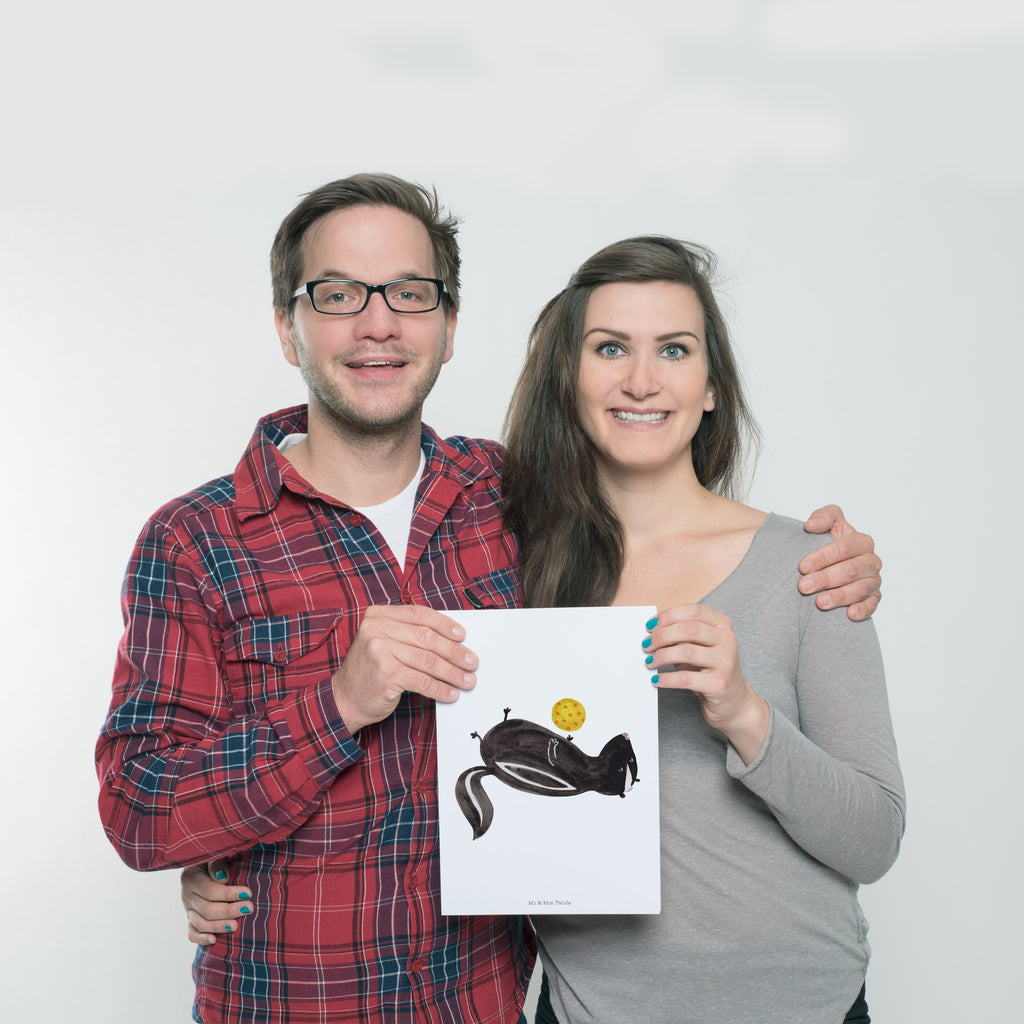 Poster Stinktier Ball Poster, Wandposter, Bild, Wanddeko, Küchenposter, Kinderposter, Wanddeko Bild, Raumdekoration, Wanddekoration, Handgemaltes Poster, Mr. & Mrs. Panda Poster, Designposter, Kunstdruck, Posterdruck, Stinktier, Skunk, Wildtier, Raubtier, Stinker, Stinki, verspielt, Weisheit