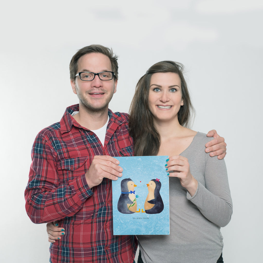 Poster Pinguin Pärchen Poster, Wandposter, Bild, Wanddeko, Küchenposter, Kinderposter, Wanddeko Bild, Raumdekoration, Wanddekoration, Handgemaltes Poster, Mr. & Mrs. Panda Poster, Designposter, Kunstdruck, Posterdruck, Pinguin, Pinguine, Liebe, Liebespaar, Liebesbeweis, Liebesgeschenk, Verlobung, Jahrestag, Hochzeitstag, Hochzeit, Hochzeitsgeschenk, große Liebe, Traumpaar