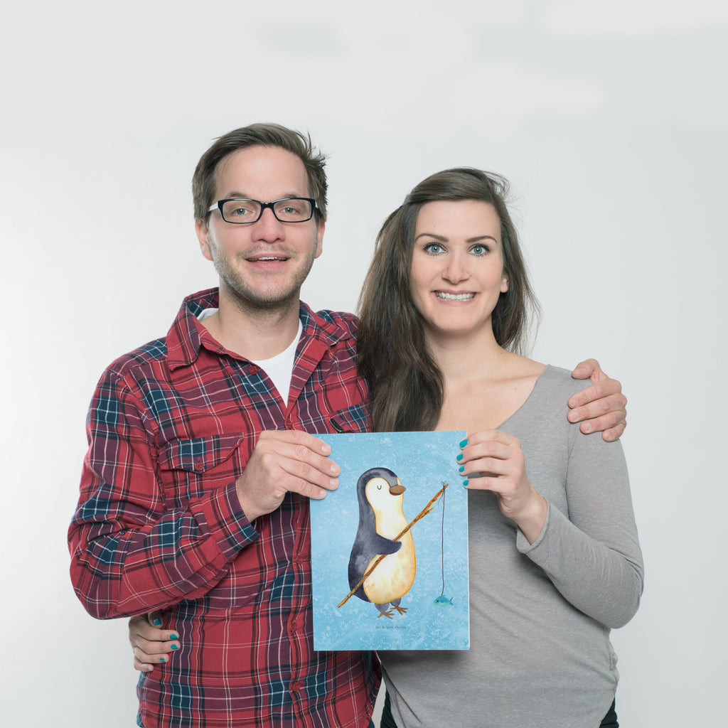 Poster Pinguin Angler Poster, Wandposter, Bild, Wanddeko, Küchenposter, Kinderposter, Wanddeko Bild, Raumdekoration, Wanddekoration, Handgemaltes Poster, Mr. & Mrs. Panda Poster, Designposter, Kunstdruck, Posterdruck, Pinguin, Pinguine, Angeln, Angler, Tagträume, Hobby, Plan, Planer, Tagesplan, Neustart, Motivation, Geschenk, Freundinnen, Geschenkidee, Urlaub, Wochenende