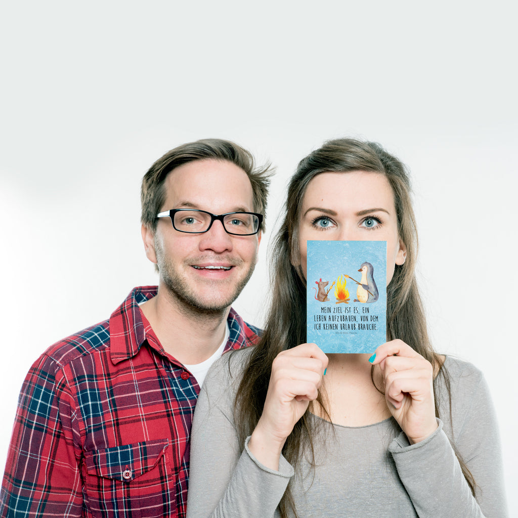 Postkarte Pinguin Lagerfeuer Geschenkkarte, Grußkarte, Karte, Einladung, Ansichtskarte, Geburtstagskarte, Einladungskarte, Pinguin, Maus, Pinguine, Lagerfeuer, Leben, Arbeit, Job, Motivation, Büro, Büroalltag, Lebensspruch, Lebensmotivation, Neustart, Liebe, grillen, Feuer, Marshmallows
