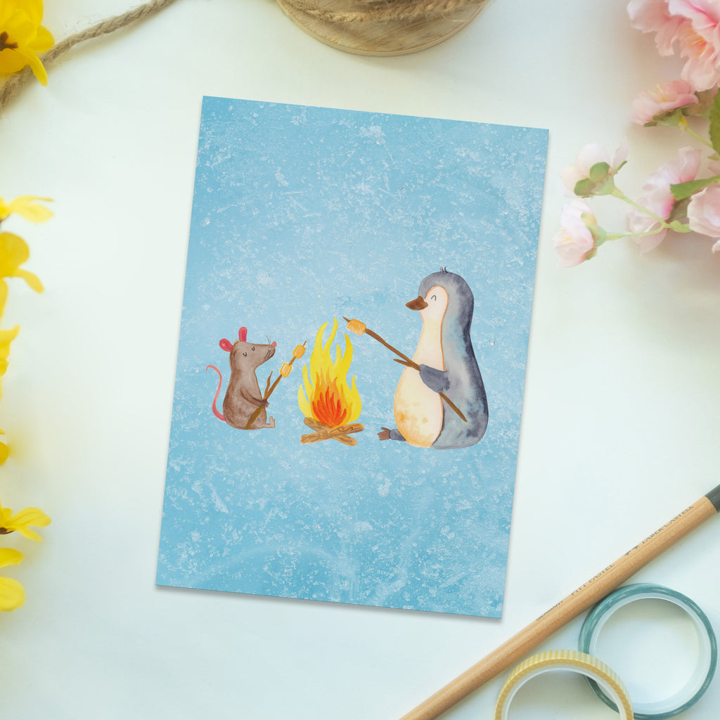 Postkarte Pinguin Lagerfeuer Geschenkkarte, Grußkarte, Karte, Einladung, Ansichtskarte, Geburtstagskarte, Einladungskarte, Pinguin, Maus, Pinguine, Lagerfeuer, Leben, Arbeit, Job, Motivation, Büro, Büroalltag, Lebensspruch, Lebensmotivation, Neustart, Liebe, grillen, Feuer, Marshmallows