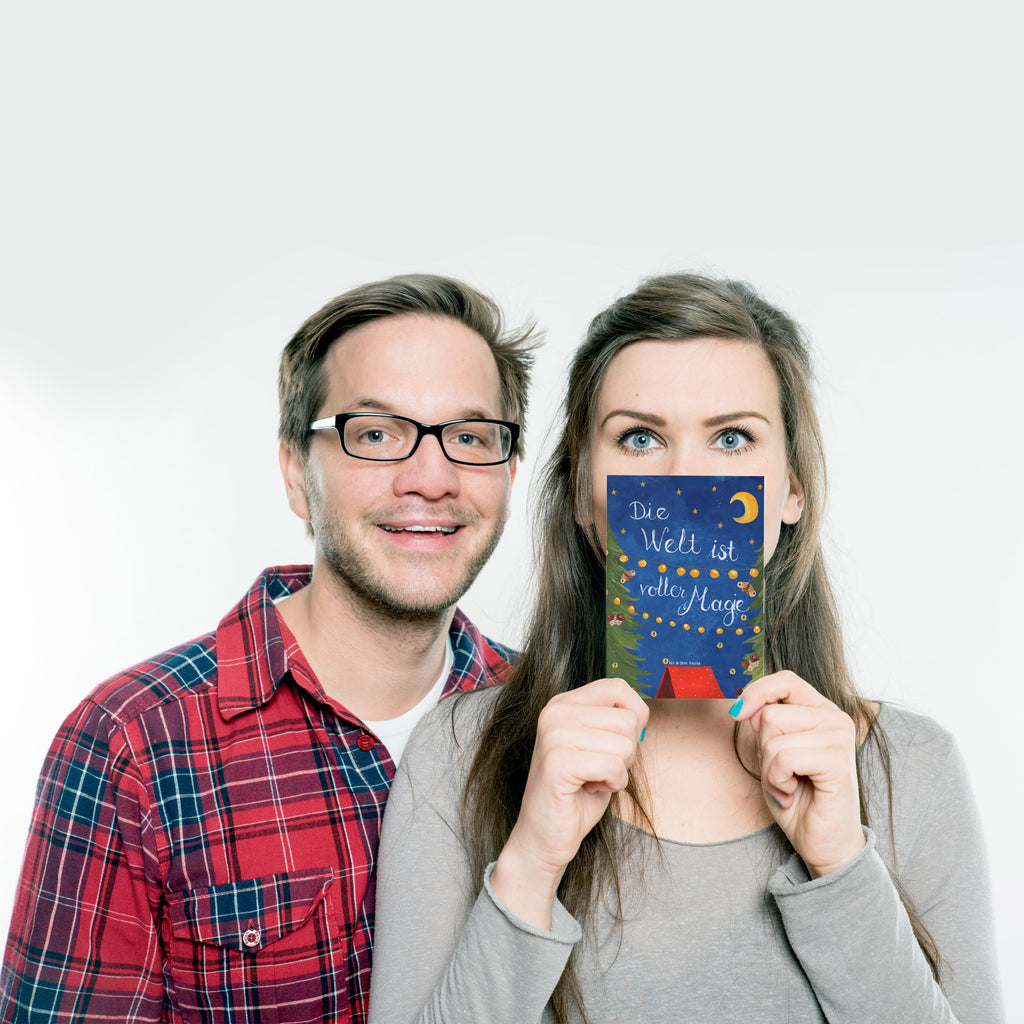 Postkarte Die Welt ist voller Magie Geschenkkarte, Grußkarte, Karte, Einladung, Ansichtskarte, Geburtstagskarte, Einladungskarte, Blumen Deko, Frühlings Deko, Sommer Deko, Dekoration, positive Botschaft, Naturliebhaber, Outdoor, Natur, Abenteuer