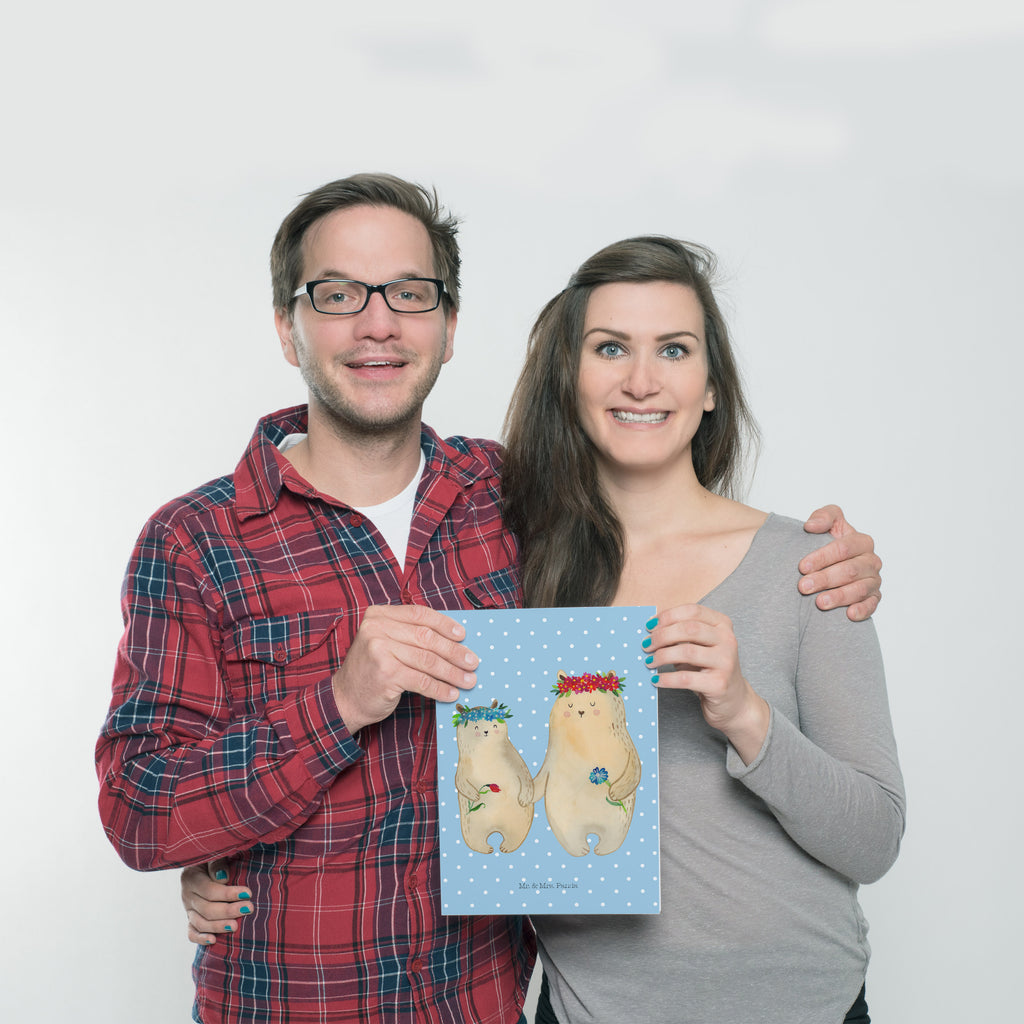 Poster Bären mit Blumenkranz Poster, Wandposter, Bild, Wanddeko, Küchenposter, Kinderposter, Wanddeko Bild, Raumdekoration, Wanddekoration, Handgemaltes Poster, Mr. & Mrs. Panda Poster, Designposter, Kunstdruck, Posterdruck, Familie, Vatertag, Muttertag, Bruder, Schwester, Mama, Papa, Oma, Opa, Bär, Bären, Mutter, Mutti, Mami, Lieblingsmensch, Lieblingsmama, beste Mutter, weltbeste Mama, Geschenk Mama. Muttertag, Tochter, Kind, Kinder, Töchter, Family, Vorbild