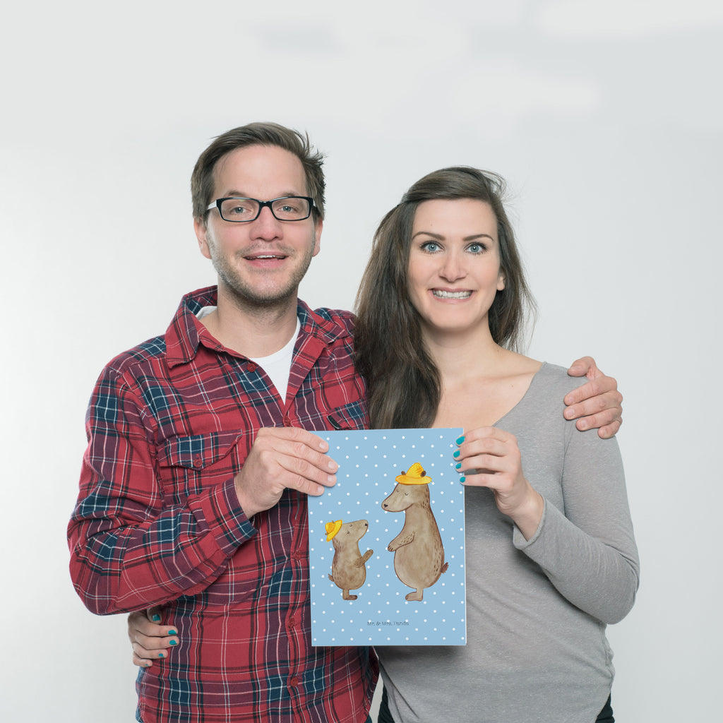 Poster Bären mit Hut Poster, Wandposter, Bild, Wanddeko, Küchenposter, Kinderposter, Wanddeko Bild, Raumdekoration, Wanddekoration, Handgemaltes Poster, Mr. & Mrs. Panda Poster, Designposter, Kunstdruck, Posterdruck, Familie, Vatertag, Muttertag, Bruder, Schwester, Mama, Papa, Oma, Opa, Bär, Bären, Vater, Papi, Paps, Dad, Daddy, Lieblingsmensch, Sohn, Söhne, Kind, Kinder, Vater-Sohn, Family, Vorbild