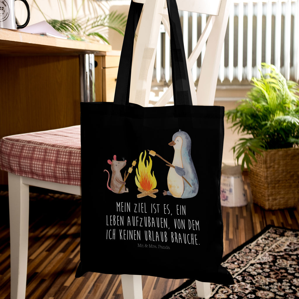 Tragetasche Pinguin Lagerfeuer Beuteltasche, Beutel, Einkaufstasche, Jutebeutel, Stoffbeutel, Pinguin, Maus, Pinguine, Lagerfeuer, Leben, Arbeit, Job, Motivation, Büro, Büroalltag, Lebensspruch, Lebensmotivation, Neustart, Liebe, grillen, Feuer, Marshmallows