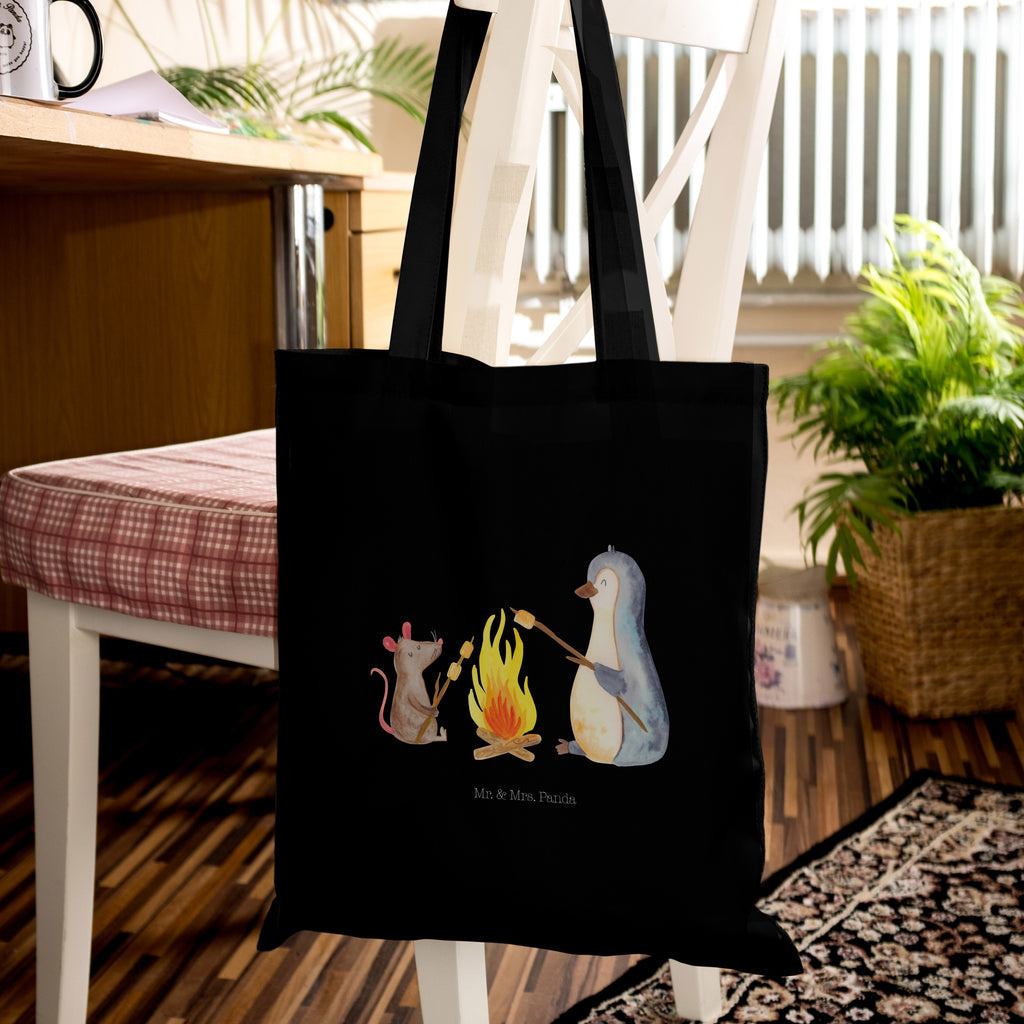 Tragetasche Pinguin Lagerfeuer Beuteltasche, Beutel, Einkaufstasche, Jutebeutel, Stoffbeutel, Pinguin, Maus, Pinguine, Lagerfeuer, Leben, Arbeit, Job, Motivation, Büro, Büroalltag, Lebensspruch, Lebensmotivation, Neustart, Liebe, grillen, Feuer, Marshmallows