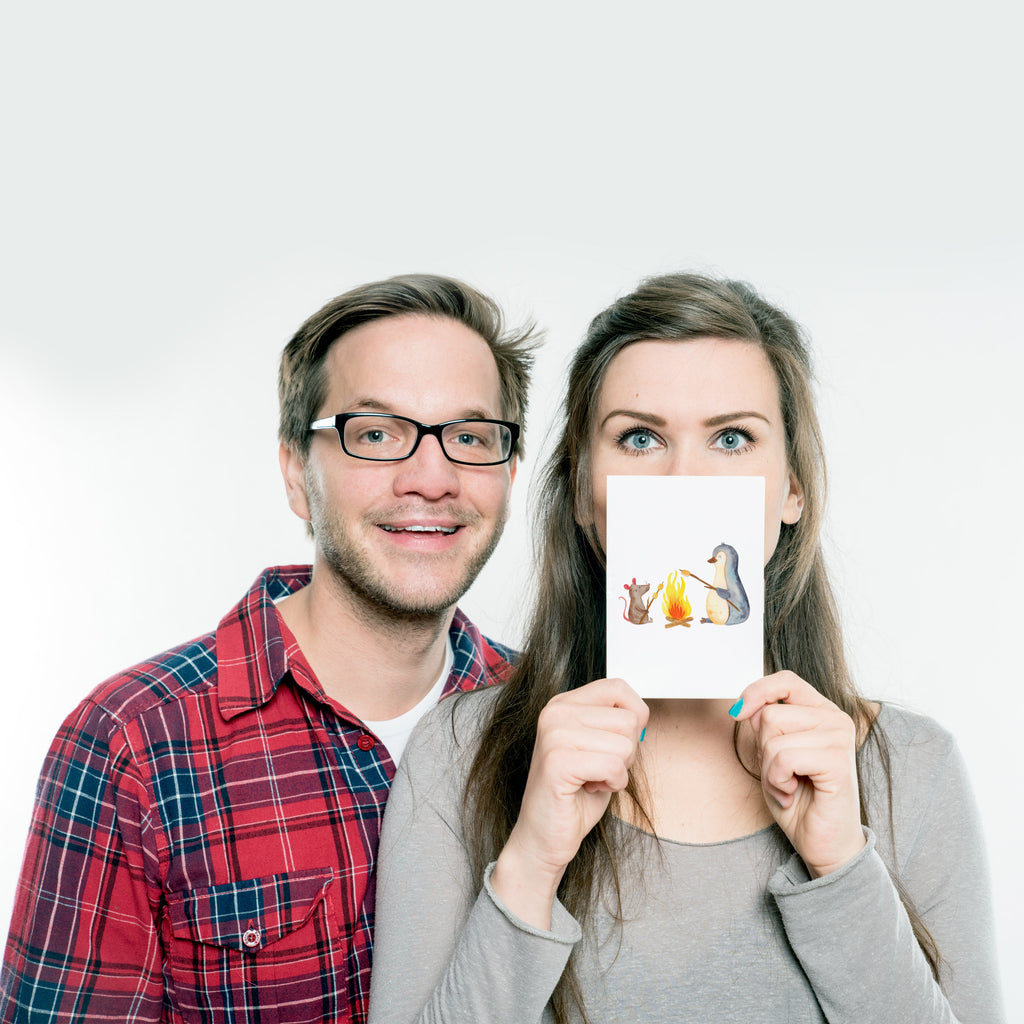 Postkarte Pinguin Lagerfeuer Geschenkkarte, Grußkarte, Karte, Einladung, Ansichtskarte, Geburtstagskarte, Einladungskarte, Pinguin, Maus, Pinguine, Lagerfeuer, Leben, Arbeit, Job, Motivation, Büro, Büroalltag, Lebensspruch, Lebensmotivation, Neustart, Liebe, grillen, Feuer, Marshmallows