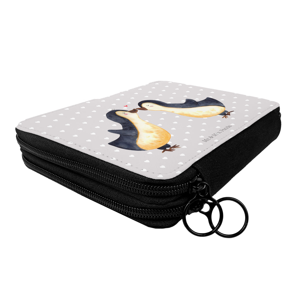 Federmappe Pinguin Liebe Federmappe, Stiftetasche, Stifte Etui, Schule, Einschulung, Geschenk, Kind, Schüler, Schülerin, Stifterolle, Federmäppchen, Motiv, Grundschule, Federmäppchen bedruckt, Büro Stifte Etui, Bestückte Federmappe, Kinder Federmappe, Federmappe Einschulung, Liebe, Partner, Freund, Freundin, Ehemann, Ehefrau, Heiraten, Verlobung, Heiratsantrag, Liebesgeschenk, Jahrestag, Hocheitstag, Pinguin, Pinguine, Pinguin Paar, Pinguinpaar, Pinguin Liebe, Paar, Pärchen. Liebespaar, Liebesbeweis, Liebesspruch, Hochzeitstag, Geschenk Freund, Geschenk Freundin, Verlobte, Verlobter, Love, Geschenk Hochzeitstag, Geschenkidee, Hochzeit, Gastgeschenk