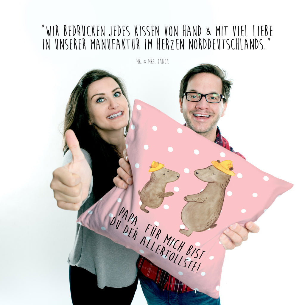 40x40 Kissen Bären mit Hut Kissenhülle, Kopfkissen, Sofakissen, Dekokissen, Motivkissen, Familie, Vatertag, Muttertag, Bruder, Schwester, Mama, Papa, Oma, Opa, Bär, Bären, Vater, Papi, Paps, Dad, Daddy, Lieblingsmensch, Sohn, Söhne, Kind, Kinder, Vater-Sohn, Family, Vorbild