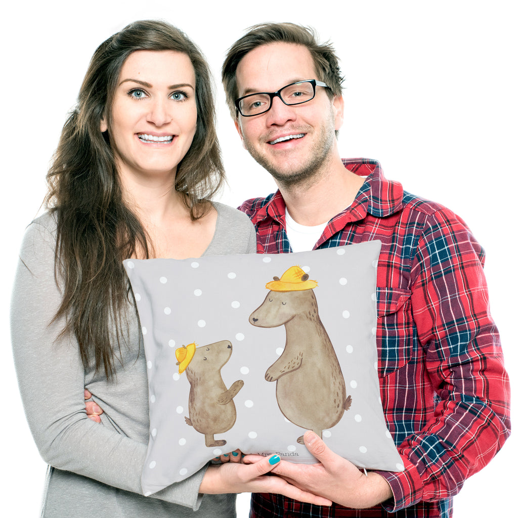 40x40 Kissen Bären mit Hut Kissenhülle, Kopfkissen, Sofakissen, Dekokissen, Motivkissen, Familie, Vatertag, Muttertag, Bruder, Schwester, Mama, Papa, Oma, Opa, Bär, Bären, Vater, Papi, Paps, Dad, Daddy, Lieblingsmensch, Sohn, Söhne, Kind, Kinder, Vater-Sohn, Family, Vorbild