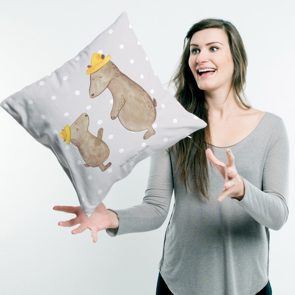 40x40 Kissen Bären mit Hut Kissenhülle, Kopfkissen, Sofakissen, Dekokissen, Motivkissen, Familie, Vatertag, Muttertag, Bruder, Schwester, Mama, Papa, Oma, Opa, Bär, Bären, Vater, Papi, Paps, Dad, Daddy, Lieblingsmensch, Sohn, Söhne, Kind, Kinder, Vater-Sohn, Family, Vorbild