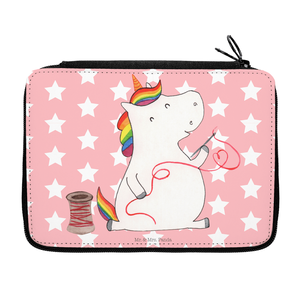 Federmappe Einhorn Näherin Federmappe, Stiftetasche, Stifte Etui, Schule, Einschulung, Geschenk, Kind, Schüler, Schülerin, Stifterolle, Federmäppchen, Motiv, Grundschule, Federmäppchen bedruckt, Büro Stifte Etui, Bestückte Federmappe, Kinder Federmappe, Federmappe Einschulung, Einhorn, Einhörner, Einhorn Deko, Pegasus, Unicorn, Näherin, nähen, Mädchen, Freundin, Häkeln, Stricken, basteln, Nähzimmer