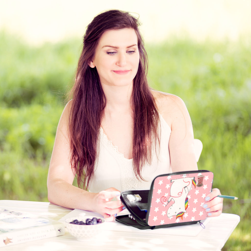 Federmappe Einhorn Näherin Federmappe, Stiftetasche, Stifte Etui, Schule, Einschulung, Geschenk, Kind, Schüler, Schülerin, Stifterolle, Federmäppchen, Motiv, Grundschule, Federmäppchen bedruckt, Büro Stifte Etui, Bestückte Federmappe, Kinder Federmappe, Federmappe Einschulung, Einhorn, Einhörner, Einhorn Deko, Pegasus, Unicorn, Näherin, nähen, Mädchen, Freundin, Häkeln, Stricken, basteln, Nähzimmer