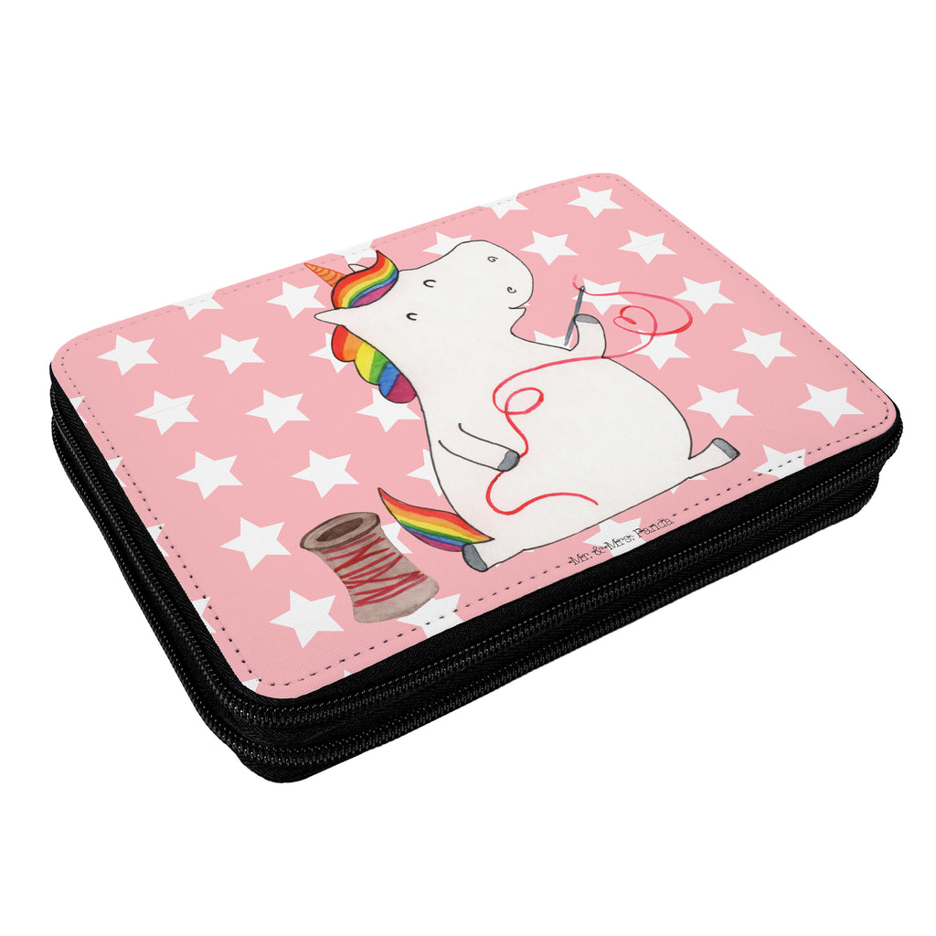 Federmappe Einhorn Näherin Federmappe, Stiftetasche, Stifte Etui, Schule, Einschulung, Geschenk, Kind, Schüler, Schülerin, Stifterolle, Federmäppchen, Motiv, Grundschule, Federmäppchen bedruckt, Büro Stifte Etui, Bestückte Federmappe, Kinder Federmappe, Federmappe Einschulung, Einhorn, Einhörner, Einhorn Deko, Pegasus, Unicorn, Näherin, nähen, Mädchen, Freundin, Häkeln, Stricken, basteln, Nähzimmer
