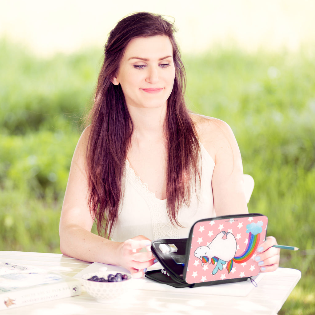 Federmappe Einhorn Pegasus Federmappe, Stiftetasche, Stifte Etui, Schule, Einschulung, Geschenk, Kind, Schüler, Schülerin, Stifterolle, Federmäppchen, Motiv, Grundschule, Federmäppchen bedruckt, Büro Stifte Etui, Bestückte Federmappe, Kinder Federmappe, Federmappe Einschulung, Einhorn, Einhörner, Einhorn Deko, Pegasus, Unicorn, Regenbogen, Spielen, Realität, Glitzer, Erwachsenwerden