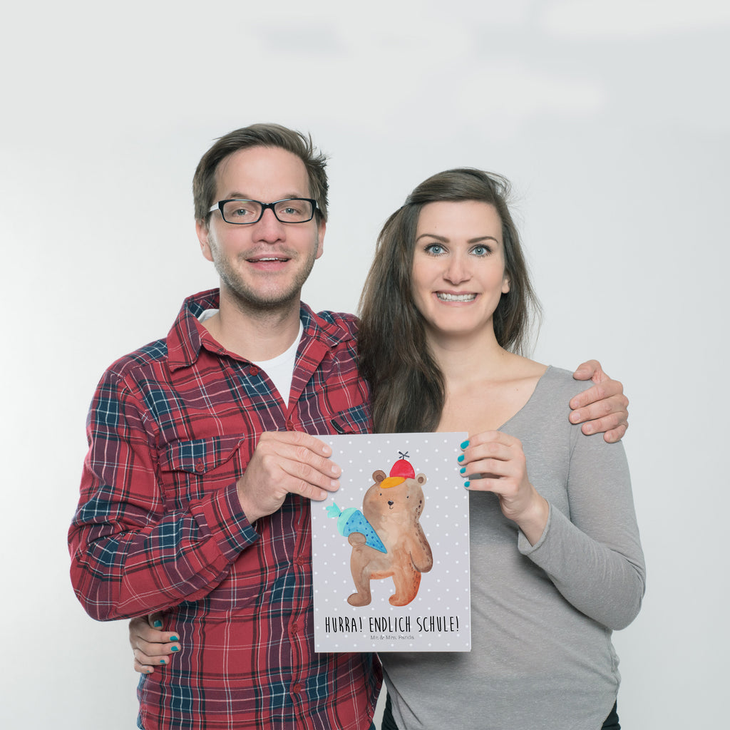 Poster Bär mit Schultüte Poster, Wandposter, Bild, Wanddeko, Küchenposter, Kinderposter, Wanddeko Bild, Raumdekoration, Wanddekoration, Handgemaltes Poster, Mr. & Mrs. Panda Poster, Designposter, Kunstdruck, Posterdruck, Bär, Teddy, Teddybär, Bär Motiv, Schultüte, Erster Schultag Geschenk, Einschulung Geschenk, Schule Geschenk, Grundschule, Schulanfang, Schulbeginn