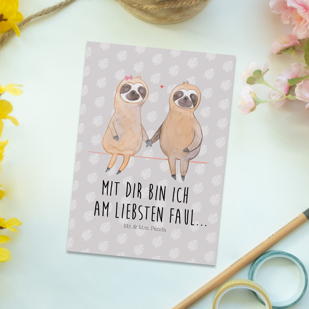 Postkarte Faultier Pärchen Geschenkkarte, Grußkarte, Karte, Einladung, Ansichtskarte, Geburtstagskarte, Einladungskarte, Dankeskarte, Faultier, Faultier Geschenk, Faultier Deko, Faultiere, faul, Lieblingstier, Liebe, Liebespaar, Faultierliebe, Faultierpärchen, verliebt, verlobt, gemeinsam, relaxen, Pärchen, Beziehung, Langsamkeit