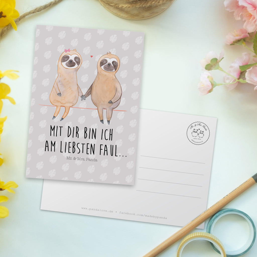 Postkarte Faultier Pärchen Geschenkkarte, Grußkarte, Karte, Einladung, Ansichtskarte, Geburtstagskarte, Einladungskarte, Dankeskarte, Faultier, Faultier Geschenk, Faultier Deko, Faultiere, faul, Lieblingstier, Liebe, Liebespaar, Faultierliebe, Faultierpärchen, verliebt, verlobt, gemeinsam, relaxen, Pärchen, Beziehung, Langsamkeit