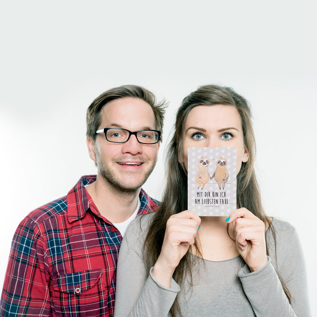 Postkarte Faultier Pärchen Geschenkkarte, Grußkarte, Karte, Einladung, Ansichtskarte, Geburtstagskarte, Einladungskarte, Dankeskarte, Faultier, Faultier Geschenk, Faultier Deko, Faultiere, faul, Lieblingstier, Liebe, Liebespaar, Faultierliebe, Faultierpärchen, verliebt, verlobt, gemeinsam, relaxen, Pärchen, Beziehung, Langsamkeit