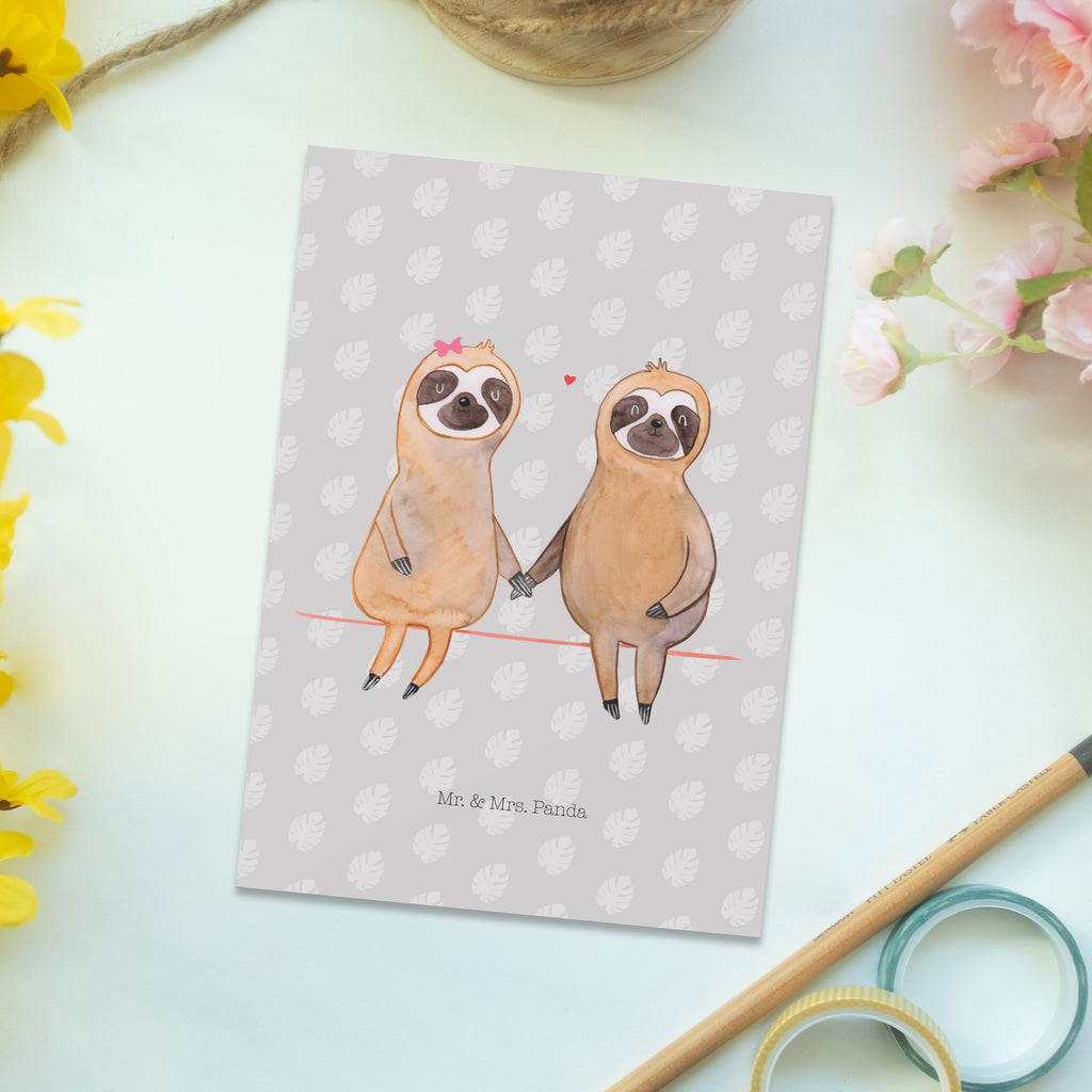 Postkarte Faultier Pärchen Geschenkkarte, Grußkarte, Karte, Einladung, Ansichtskarte, Geburtstagskarte, Einladungskarte, Dankeskarte, Faultier, Faultier Geschenk, Faultier Deko, Faultiere, faul, Lieblingstier, Liebe, Liebespaar, Faultierliebe, Faultierpärchen, verliebt, verlobt, gemeinsam, relaxen, Pärchen, Beziehung, Langsamkeit