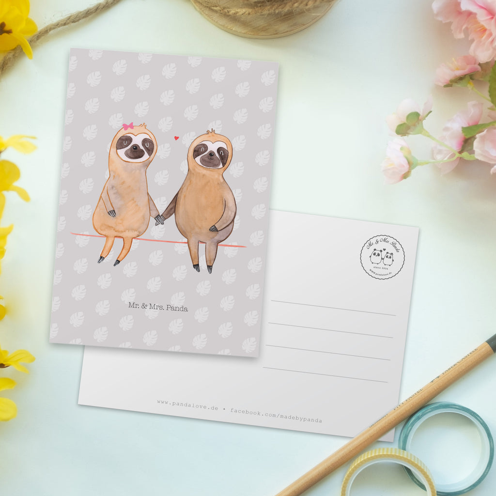 Postkarte Faultier Pärchen Geschenkkarte, Grußkarte, Karte, Einladung, Ansichtskarte, Geburtstagskarte, Einladungskarte, Dankeskarte, Faultier, Faultier Geschenk, Faultier Deko, Faultiere, faul, Lieblingstier, Liebe, Liebespaar, Faultierliebe, Faultierpärchen, verliebt, verlobt, gemeinsam, relaxen, Pärchen, Beziehung, Langsamkeit