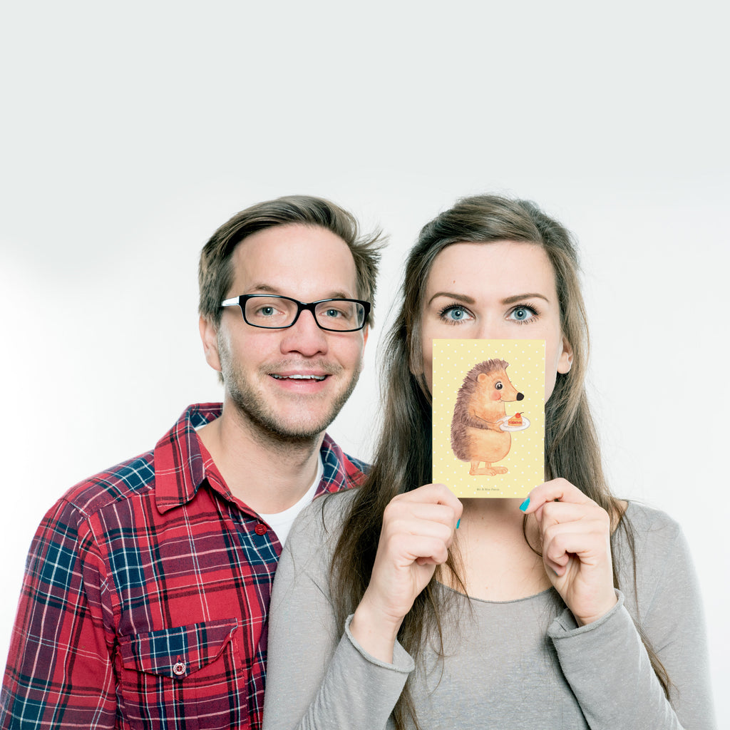 Postkarte Igel mit Kuchenstück Geschenkkarte, Grußkarte, Karte, Einladung, Ansichtskarte, Geburtstagskarte, Einladungskarte, Dankeskarte, Tiermotive, Gute Laune, lustige Sprüche, Tiere, Igel, Essen Spruch, Kuchen, Backen Geschenk, Kuchen backen, Einladung Party, Geburtstagskuchen, Torte