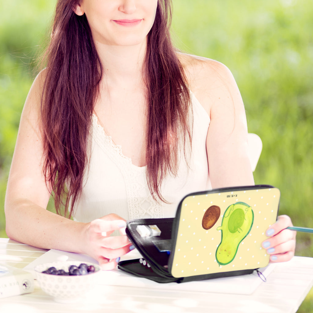 Federmappe Avocado rollt Kern Federmappe, Stiftetasche, Stifte Etui, Schule, Einschulung, Geschenk, Kind, Schüler, Schülerin, Stifterolle, Federmäppchen, Motiv, Grundschule, Federmäppchen bedruckt, Büro Stifte Etui, Bestückte Federmappe, Kinder Federmappe, Federmappe Einschulung, Avocado, Veggie, Vegan, Gesund, Avocados, Schwanger, Geburt, Geburtstag, Säugling, erstes Kind, zur Geburt, Schwangerschaft, Babyparty, Baby, große Liebe, Liebe, Love