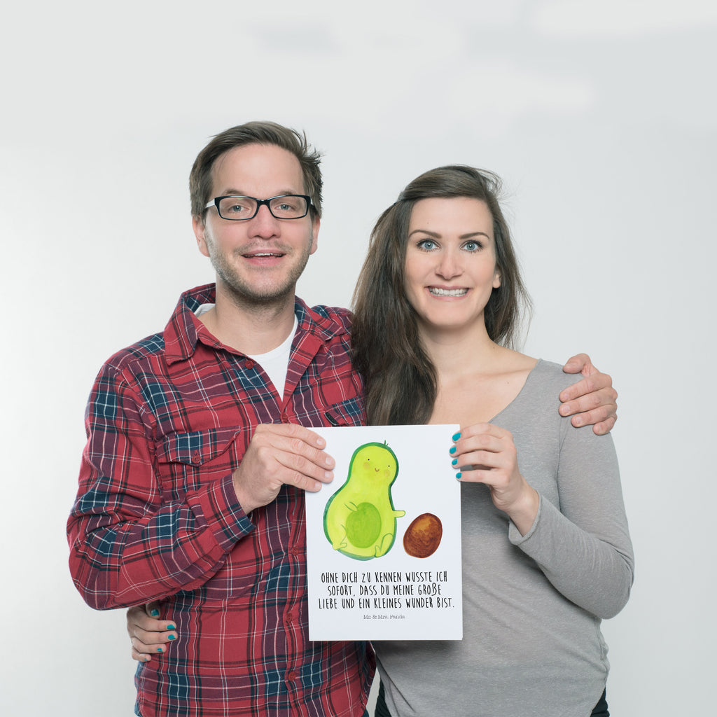 Poster Avocado rollt Kern Poster, Wandposter, Bild, Wanddeko, Küchenposter, Kinderposter, Wanddeko Bild, Raumdekoration, Wanddekoration, Handgemaltes Poster, Mr. & Mrs. Panda Poster, Designposter, Kunstdruck, Posterdruck, Avocado, Veggie, Vegan, Gesund, Avocados, Schwanger, Geburt, Geburtstag, Säugling, Kind, erstes Kind, zur Geburt, Schwangerschaft, Babyparty, Baby, große Liebe, Liebe, Love