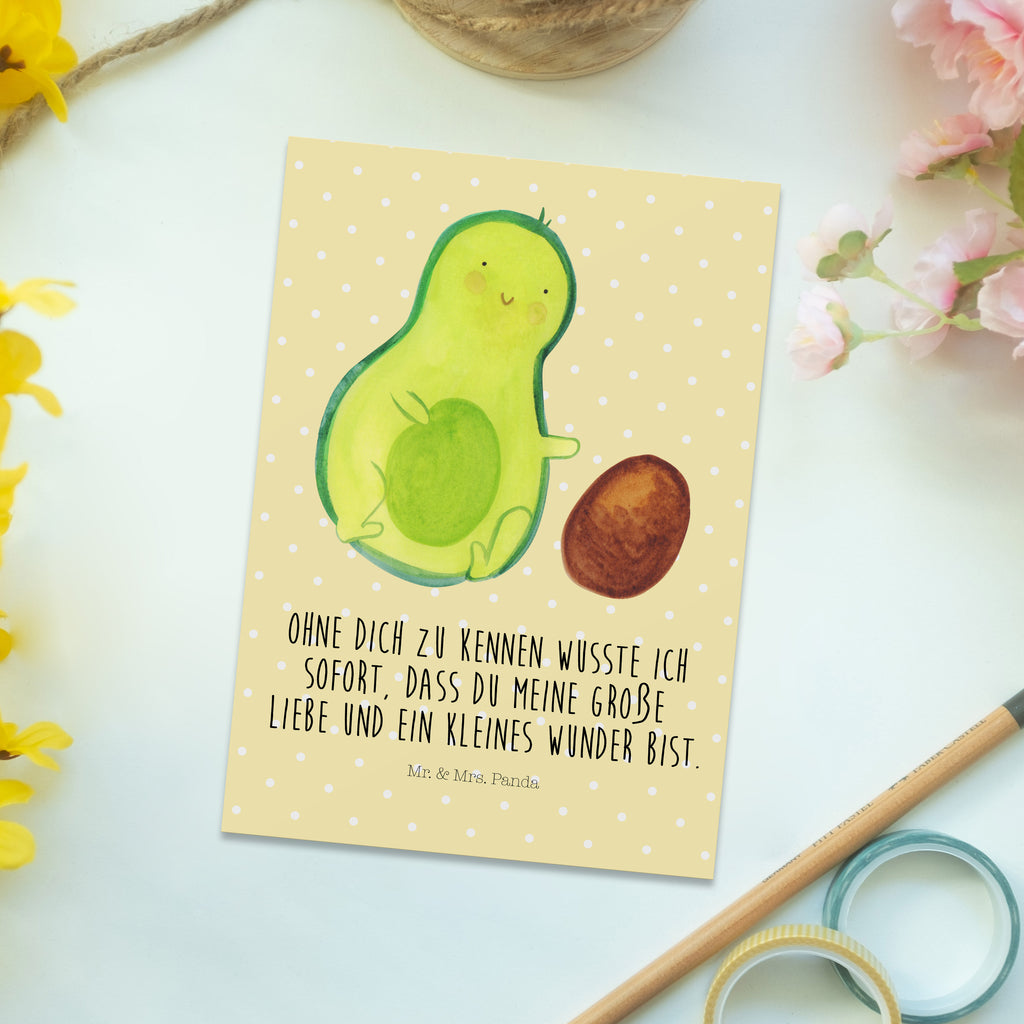 Postkarte Avocado rollt Kern Geschenkkarte, Grußkarte, Karte, Einladung, Ansichtskarte, Geburtstagskarte, Einladungskarte, Dankeskarte, Avocado, Veggie, Vegan, Gesund, Avocados, Schwanger, Geburt, Geburtstag, Säugling, Kind, erstes Kind, zur Geburt, Schwangerschaft, Babyparty, Baby, große Liebe, Liebe, Love