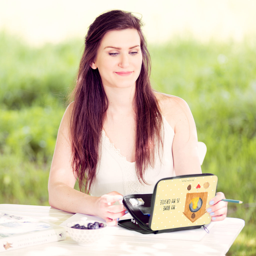 Federmappe Vogelhaus Federmappe, Stiftetasche, Stifte Etui, Schule, Einschulung, Geschenk, Kind, Schüler, Schülerin, Stifterolle, Federmäppchen, Motiv, Grundschule, Federmäppchen bedruckt, Büro Stifte Etui, Bestückte Federmappe, Kinder Federmappe, Federmappe Einschulung, Tiermotive, Gute Laune, lustige Sprüche, Tiere, Vogel, Vögel, Vogelhaus, Vogelhäuschen, Home sweet home, Zuhause, Nest, Eigenheim, Familie, Wohnung, Haus, unser Haus, Lieblingsort, Castle