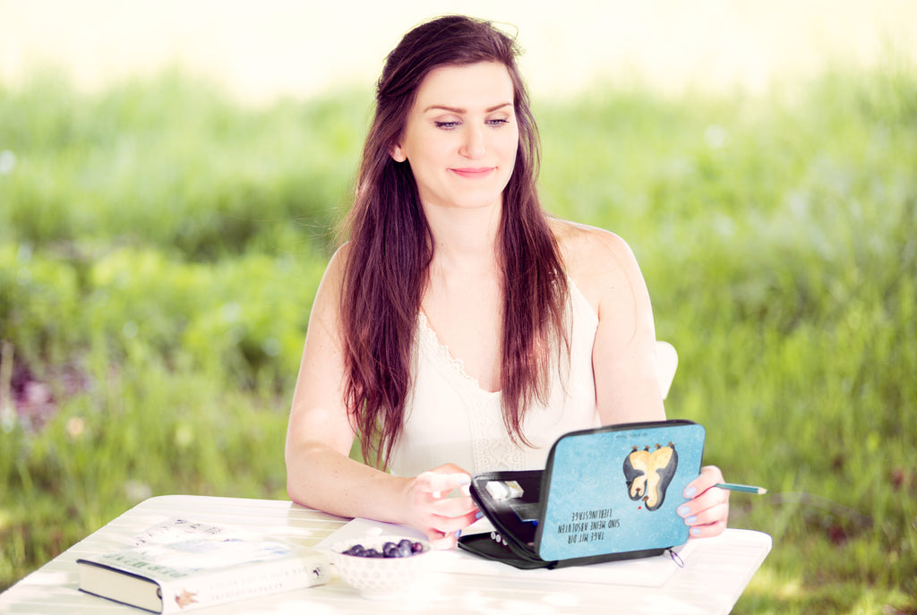 Federmappe Pinguin umarmend Federmappe, Stiftetasche, Stifte Etui, Schule, Einschulung, Geschenk, Kind, Schüler, Schülerin, Stifterolle, Federmäppchen, Motiv, Grundschule, Federmäppchen bedruckt, Büro Stifte Etui, Bestückte Federmappe, Kinder Federmappe, Federmappe Einschulung, Pinguin, Liebe, Liebespaar, Liebesbeweis, Liebesgeschenk, Verlobung, Jahrestag, Hochzeitstag, Hochzeit, Hochzeitsgeschenk