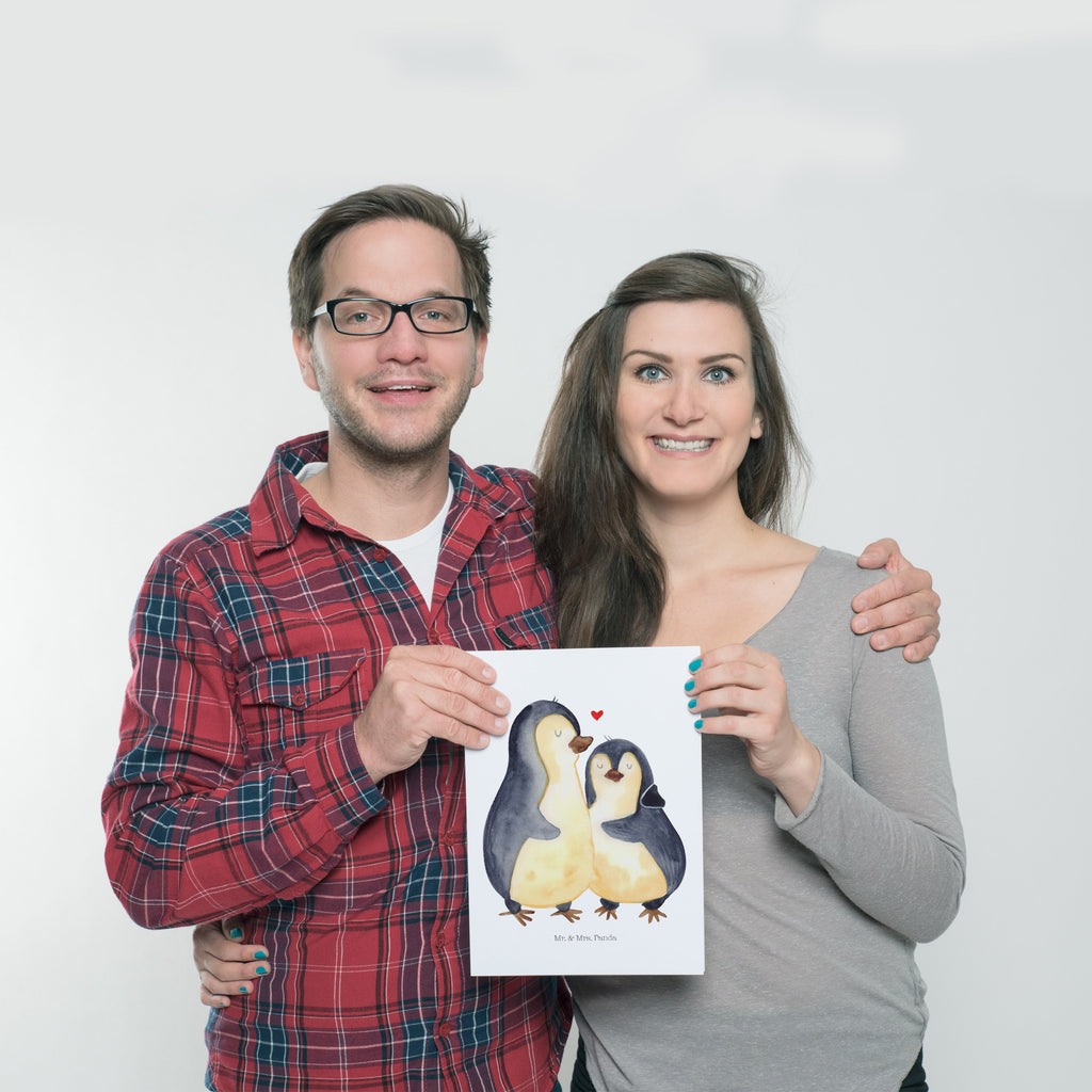 Poster Pinguin umarmend Poster, Wandposter, Bild, Wanddeko, Küchenposter, Kinderposter, Wanddeko Bild, Raumdekoration, Wanddekoration, Handgemaltes Poster, Mr. & Mrs. Panda Poster, Designposter, Kunstdruck, Posterdruck, Pinguin, Liebe, Liebespaar, Liebesbeweis, Liebesgeschenk, Verlobung, Jahrestag, Hochzeitstag, Hochzeit, Hochzeitsgeschenk