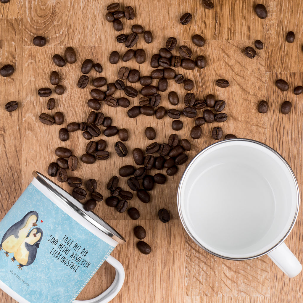 Camping Emaille Tasse Pinguin umarmend Campingtasse, Trinkbecher, Metalltasse, Outdoor Tasse, Emaille Trinkbecher, Blechtasse Outdoor, Emaille Campingbecher, Edelstahl Trinkbecher, Metalltasse für Camping, Kaffee Blechtasse, Camping Tasse Metall, Pinguin, Liebe, Liebespaar, Liebesbeweis, Liebesgeschenk, Verlobung, Jahrestag, Hochzeitstag, Hochzeit, Hochzeitsgeschenk