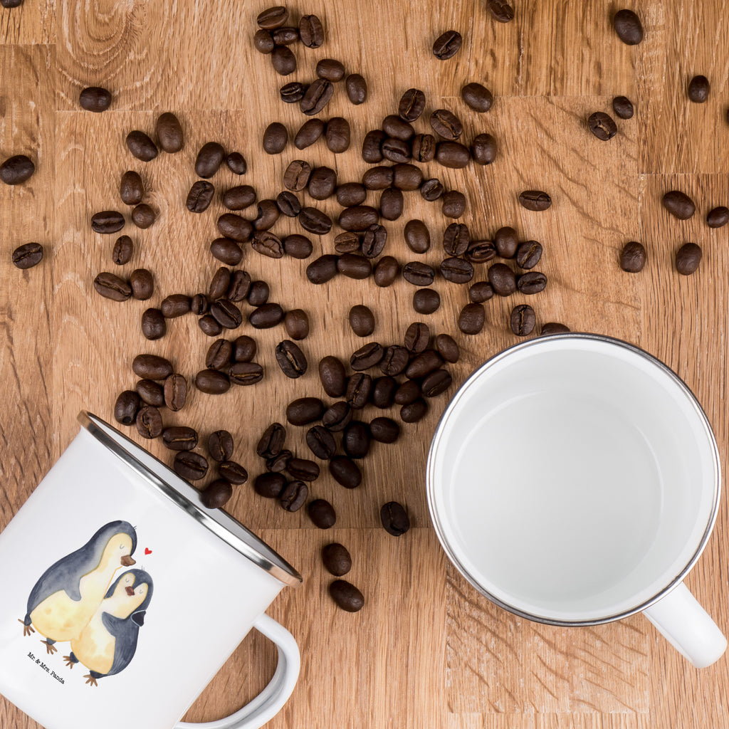 Camping Emaille Tasse Pinguin umarmend Campingtasse, Trinkbecher, Metalltasse, Outdoor Tasse, Emaille Trinkbecher, Blechtasse Outdoor, Emaille Campingbecher, Edelstahl Trinkbecher, Metalltasse für Camping, Kaffee Blechtasse, Camping Tasse Metall, Pinguin, Liebe, Liebespaar, Liebesbeweis, Liebesgeschenk, Verlobung, Jahrestag, Hochzeitstag, Hochzeit, Hochzeitsgeschenk
