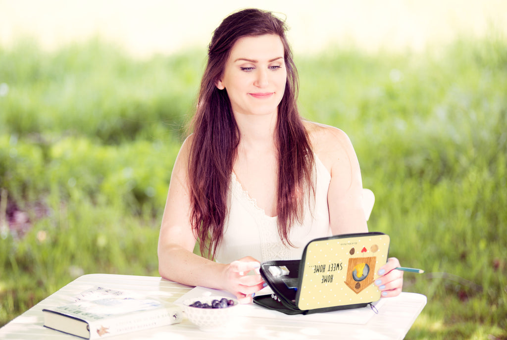 Federmappe Vogelhaus sweet Home Federmappe, Stiftetasche, Stifte Etui, Schule, Einschulung, Geschenk, Kind, Schüler, Schülerin, Stifterolle, Federmäppchen, Motiv, Grundschule, Federmäppchen bedruckt, Büro Stifte Etui, Bestückte Federmappe, Kinder Federmappe, Federmappe Einschulung, Tiermotive, Gute Laune, lustige Sprüche, Tiere, Vogelhaus, Vogel, Home sweet Home, Einzug, Umzug, Einzugsgeschenk, Hausbau, Haus