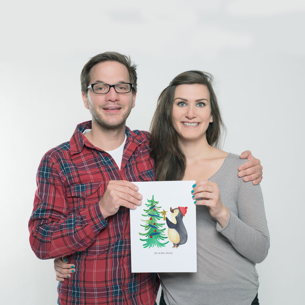 Poster Pinguin Weihnachtsbaum Poster, Wandposter, Bild, Wanddeko, Küchenposter, Kinderposter, Wanddeko Bild, Raumdekoration, Wanddekoration, Handgemaltes Poster, Mr. & Mrs. Panda Poster, Designposter, Kunstdruck, Posterdruck, Winter, Weihnachten, Weihnachtsdeko, Nikolaus, Advent, Heiligabend, Wintermotiv, Pinguin