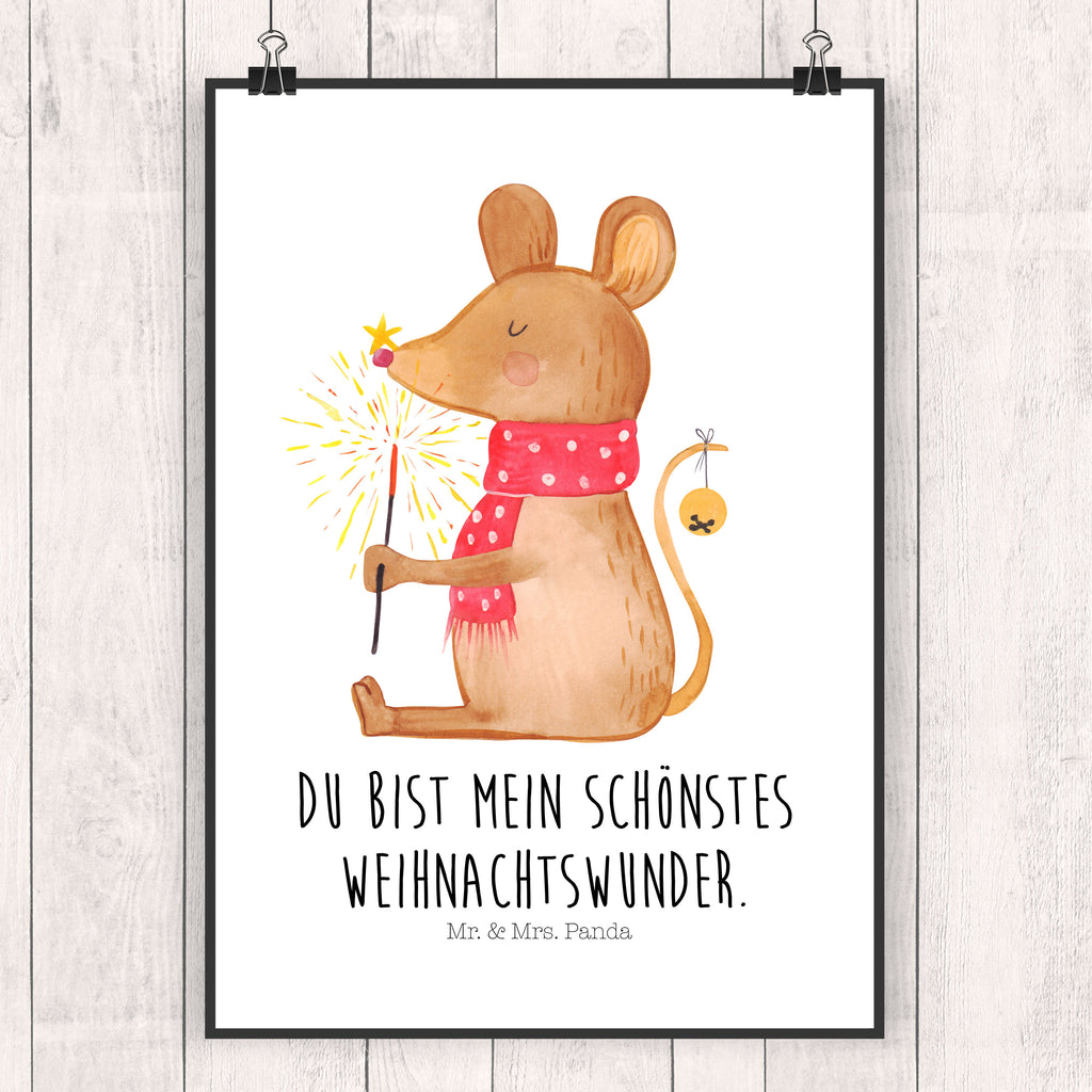 Poster Weihnachtsmaus Poster, Wandposter, Bild, Wanddeko, Küchenposter, Kinderposter, Wanddeko Bild, Raumdekoration, Wanddekoration, Handgemaltes Poster, Mr. & Mrs. Panda Poster, Designposter, Kunstdruck, Posterdruck, Winter, Weihnachten, Weihnachtsdeko, Nikolaus, Advent, Heiligabend, Wintermotiv, Frohe Weihnachten, Weihnachtsgruß, Weihnachtsmotiv, Maus, Mäuschen, Weihnachtswunder