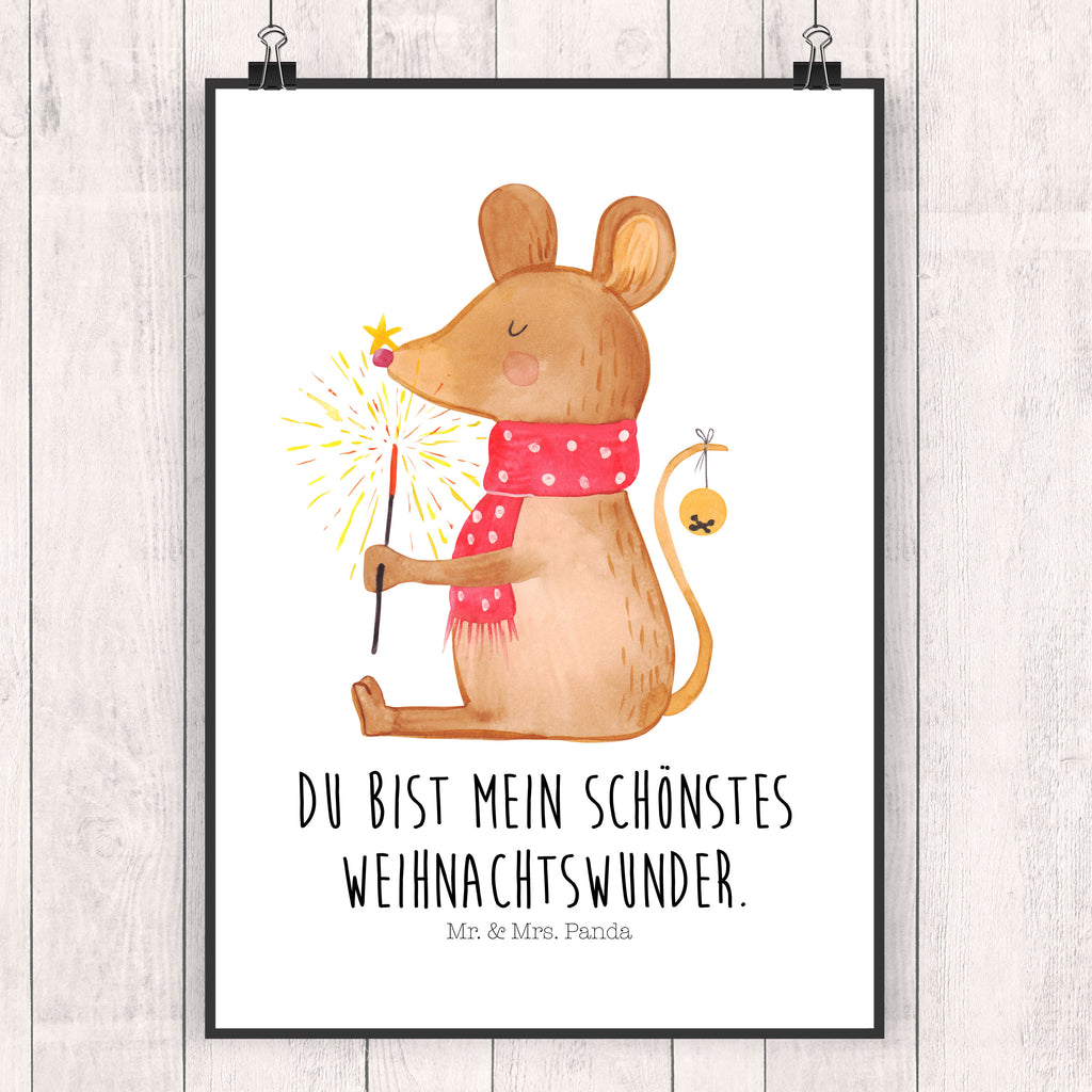 Poster Weihnachtsmaus Poster, Wandposter, Bild, Wanddeko, Küchenposter, Kinderposter, Wanddeko Bild, Raumdekoration, Wanddekoration, Handgemaltes Poster, Mr. & Mrs. Panda Poster, Designposter, Kunstdruck, Posterdruck, Winter, Weihnachten, Weihnachtsdeko, Nikolaus, Advent, Heiligabend, Wintermotiv, Frohe Weihnachten, Weihnachtsgruß, Weihnachtsmotiv, Maus, Mäuschen, Weihnachtswunder
