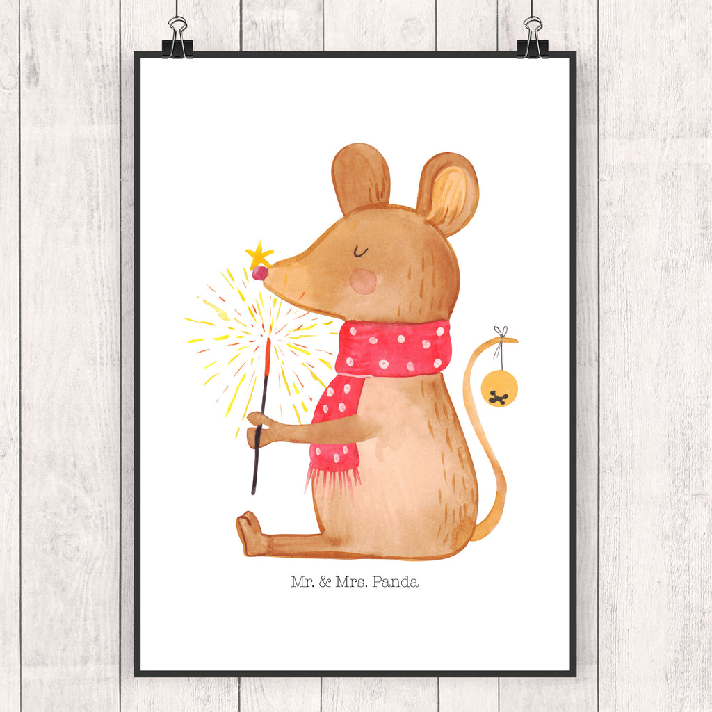 Poster Weihnachtsmaus Poster, Wandposter, Bild, Wanddeko, Küchenposter, Kinderposter, Wanddeko Bild, Raumdekoration, Wanddekoration, Handgemaltes Poster, Mr. & Mrs. Panda Poster, Designposter, Kunstdruck, Posterdruck, Winter, Weihnachten, Weihnachtsdeko, Nikolaus, Advent, Heiligabend, Wintermotiv, Frohe Weihnachten, Weihnachtsgruß, Weihnachtsmotiv, Maus, Mäuschen, Weihnachtswunder