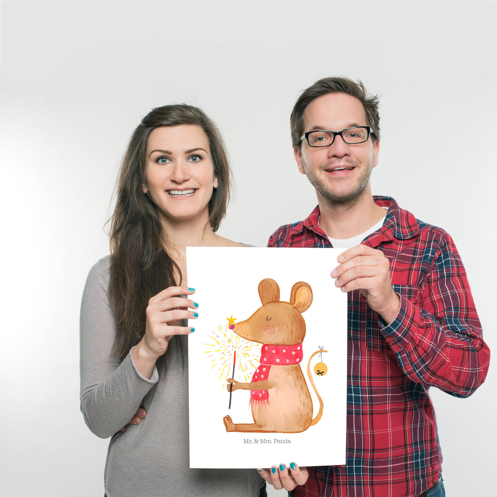 Poster Weihnachtsmaus Poster, Wandposter, Bild, Wanddeko, Küchenposter, Kinderposter, Wanddeko Bild, Raumdekoration, Wanddekoration, Handgemaltes Poster, Mr. & Mrs. Panda Poster, Designposter, Kunstdruck, Posterdruck, Winter, Weihnachten, Weihnachtsdeko, Nikolaus, Advent, Heiligabend, Wintermotiv, Frohe Weihnachten, Weihnachtsgruß, Weihnachtsmotiv, Maus, Mäuschen, Weihnachtswunder