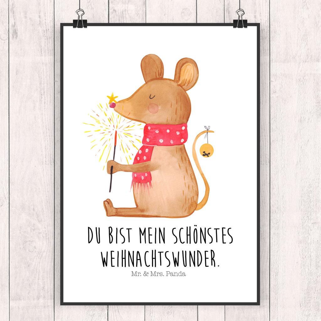 Poster Weihnachtsmaus Poster, Wandposter, Bild, Wanddeko, Küchenposter, Kinderposter, Wanddeko Bild, Raumdekoration, Wanddekoration, Handgemaltes Poster, Mr. & Mrs. Panda Poster, Designposter, Kunstdruck, Posterdruck, Winter, Weihnachten, Weihnachtsdeko, Nikolaus, Advent, Heiligabend, Wintermotiv, Frohe Weihnachten, Weihnachtsgruß, Weihnachtsmotiv, Maus, Mäuschen, Weihnachtswunder