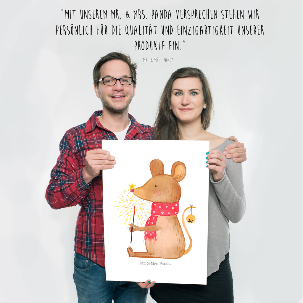 Poster Weihnachtsmaus Poster, Wandposter, Bild, Wanddeko, Küchenposter, Kinderposter, Wanddeko Bild, Raumdekoration, Wanddekoration, Handgemaltes Poster, Mr. & Mrs. Panda Poster, Designposter, Kunstdruck, Posterdruck, Winter, Weihnachten, Weihnachtsdeko, Nikolaus, Advent, Heiligabend, Wintermotiv, Frohe Weihnachten, Weihnachtsgruß, Weihnachtsmotiv, Maus, Mäuschen, Weihnachtswunder